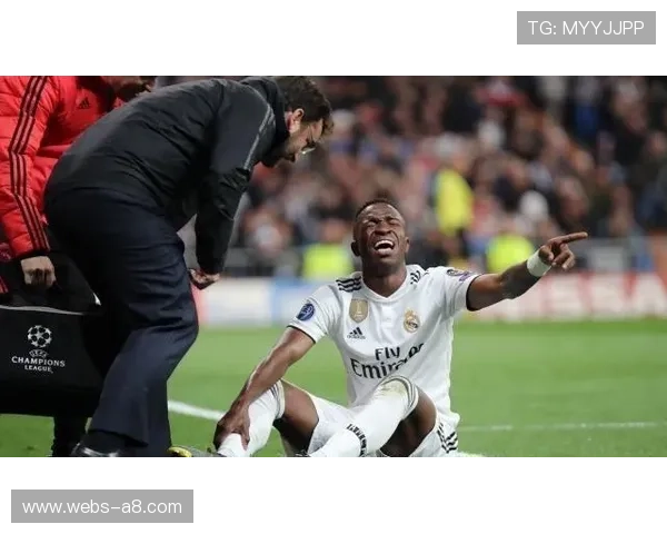 维尼修斯进球后遭歧视抗议，巴西前锋情绪激动返回替补席